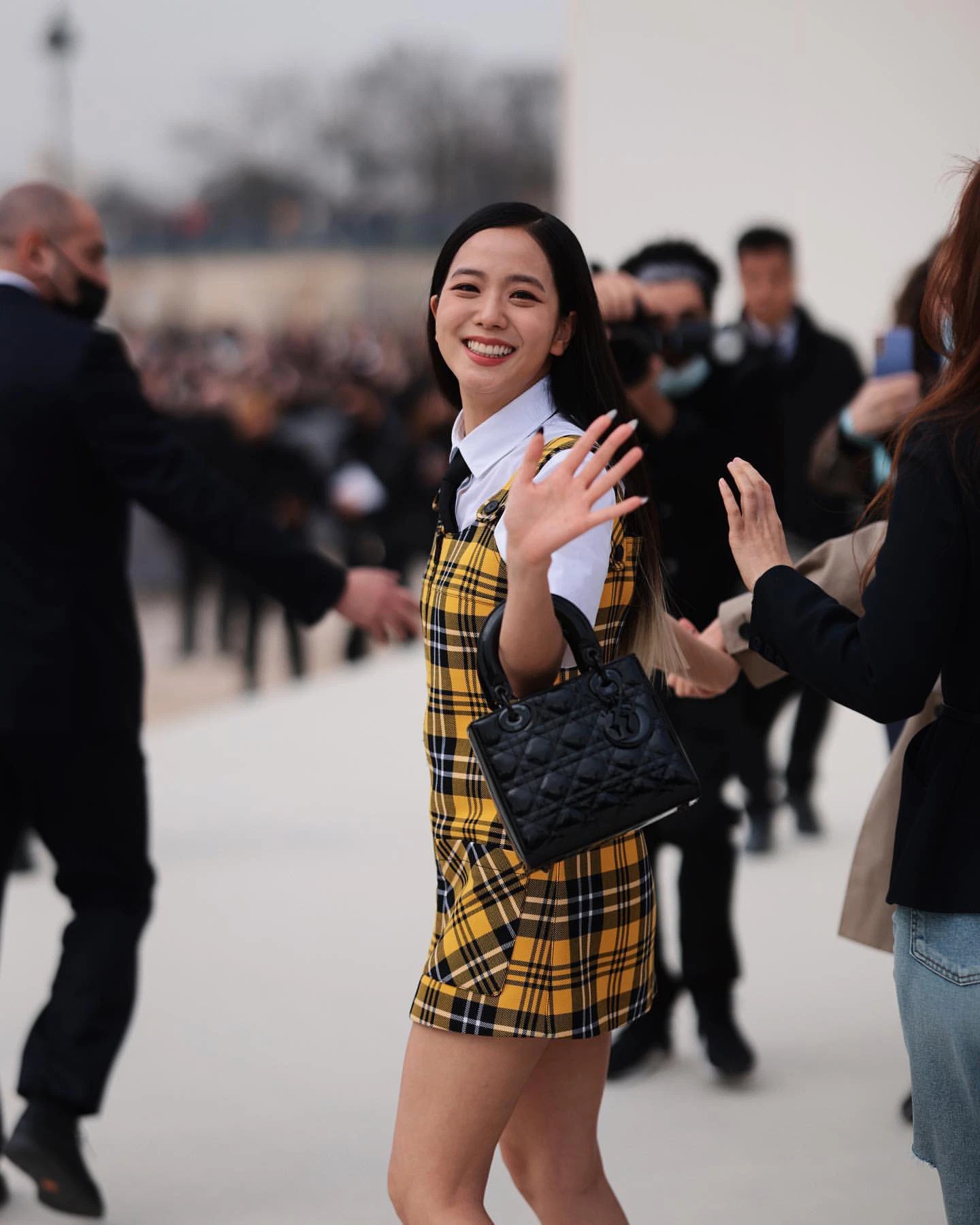 Khổ tâm chuyện visual Jisoo ở Paris Fashion Week: Ảnh sự kiện bóc sạch khuyết điểm, team qua đường chụp thì đẹp mê hồn gì đâu - Ảnh 2.