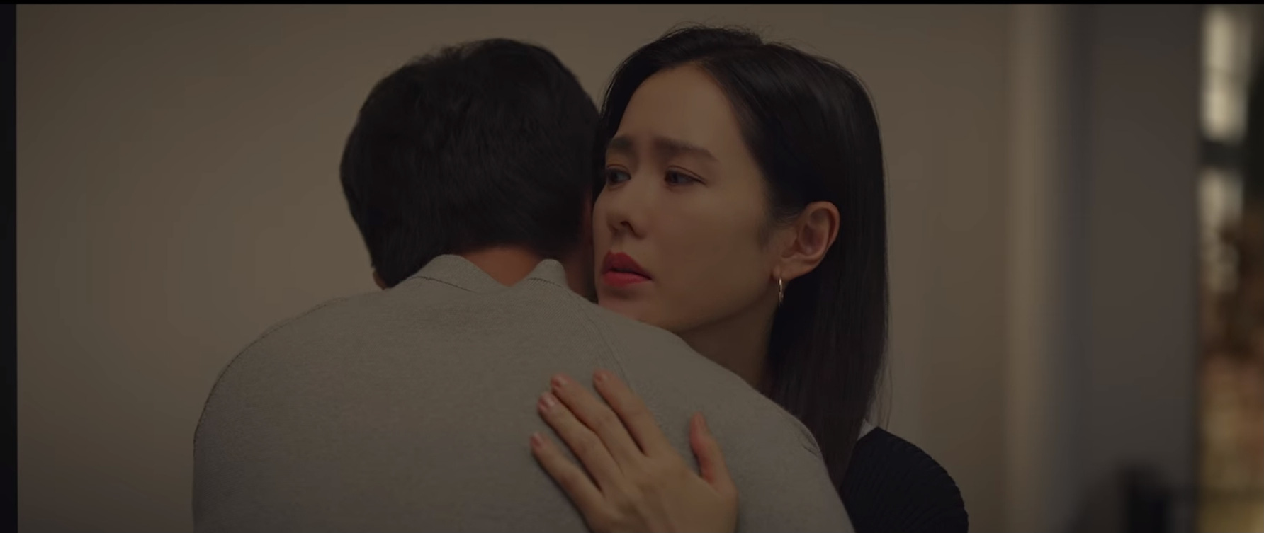 Bắt quả tang Son Ye Jin hết ôm ấp lại khóa môi trai trẻ ngọt lịm, Hyun Bin ra đây mà ghen! - Ảnh 5.