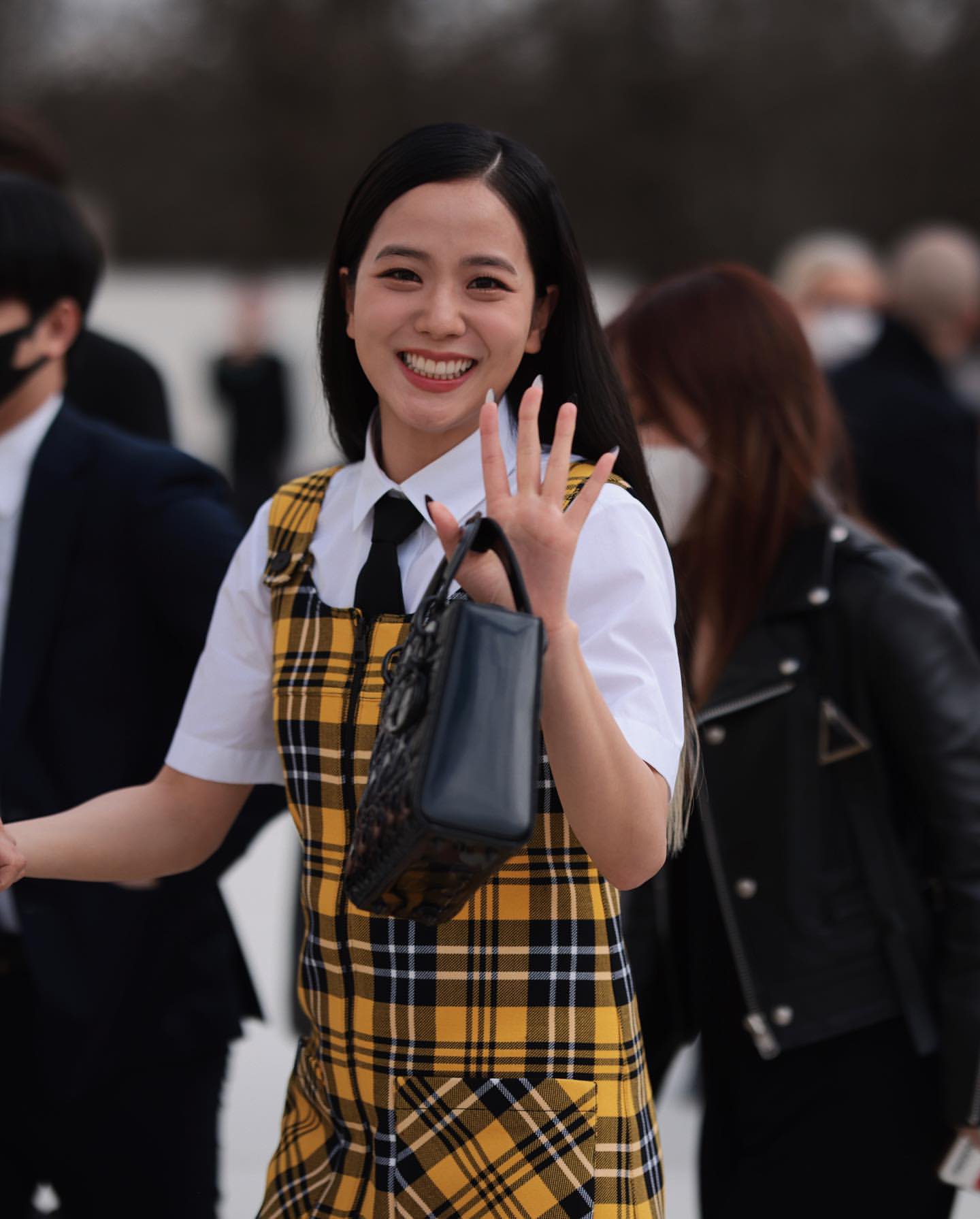 Khổ tâm chuyện visual Jisoo ở Paris Fashion Week: Ảnh sự kiện bóc sạch khuyết điểm, team qua đường chụp thì đẹp mê hồn gì đâu - Ảnh 4.