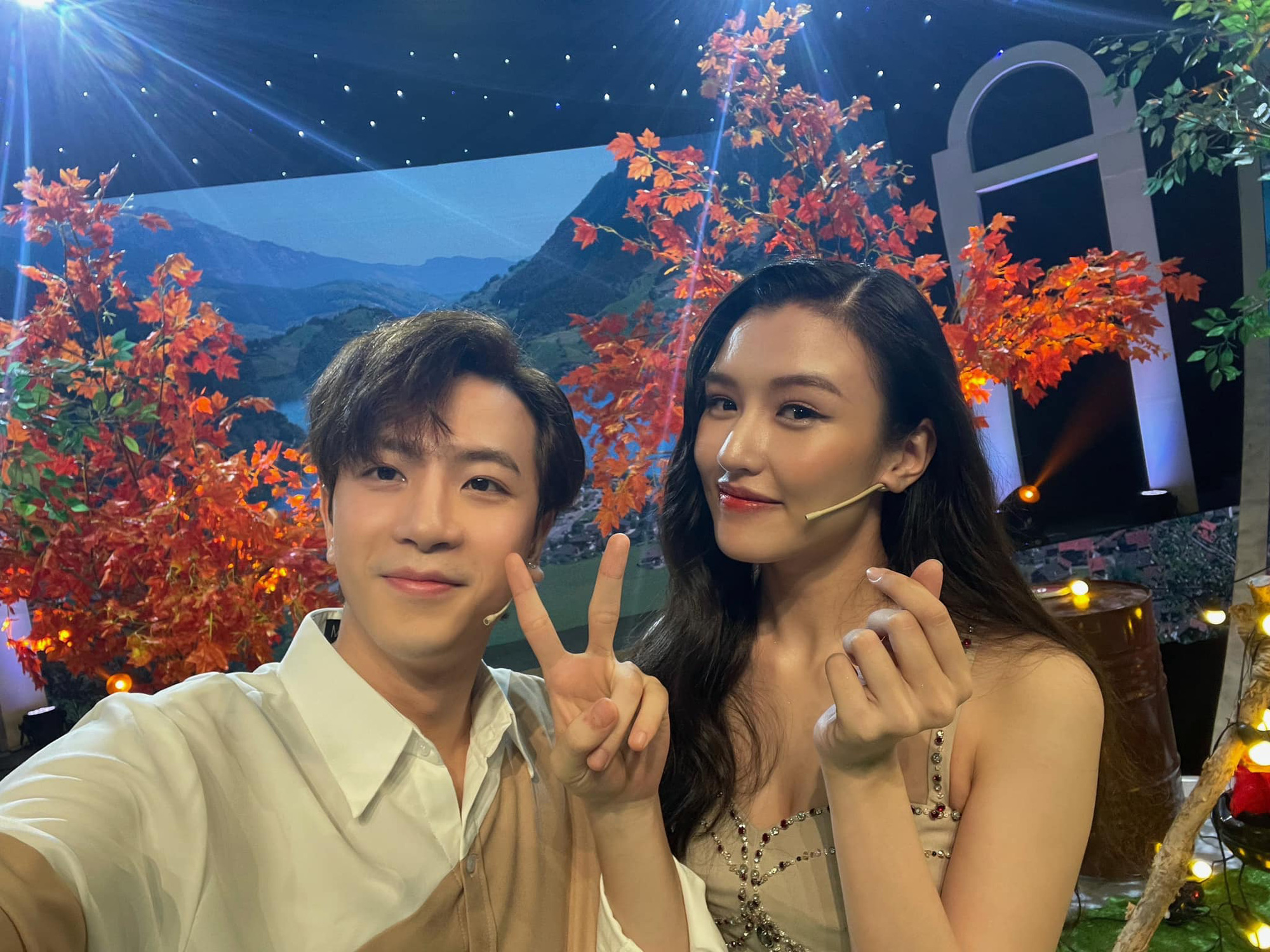 Ph&iacute; Ngọc Hưng v&agrave; người đẹp The Face mặc &aacute;o đ&ocirc;i hẹn h&ograve;, c&ograve;n lộ cả đoạn chat cực th&acirc;n mật! - Ảnh 2.