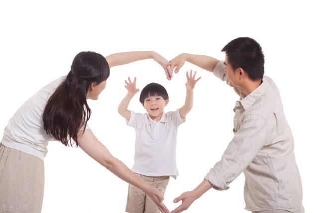 Mỗi khi anh trai bế, em g&aacute;i đều kh&oacute;c to: Nguy&ecirc;n nh&acirc;n khiến người mẹ kh&ocirc;ng ngừng tự tr&aacute;ch - Ảnh 3.