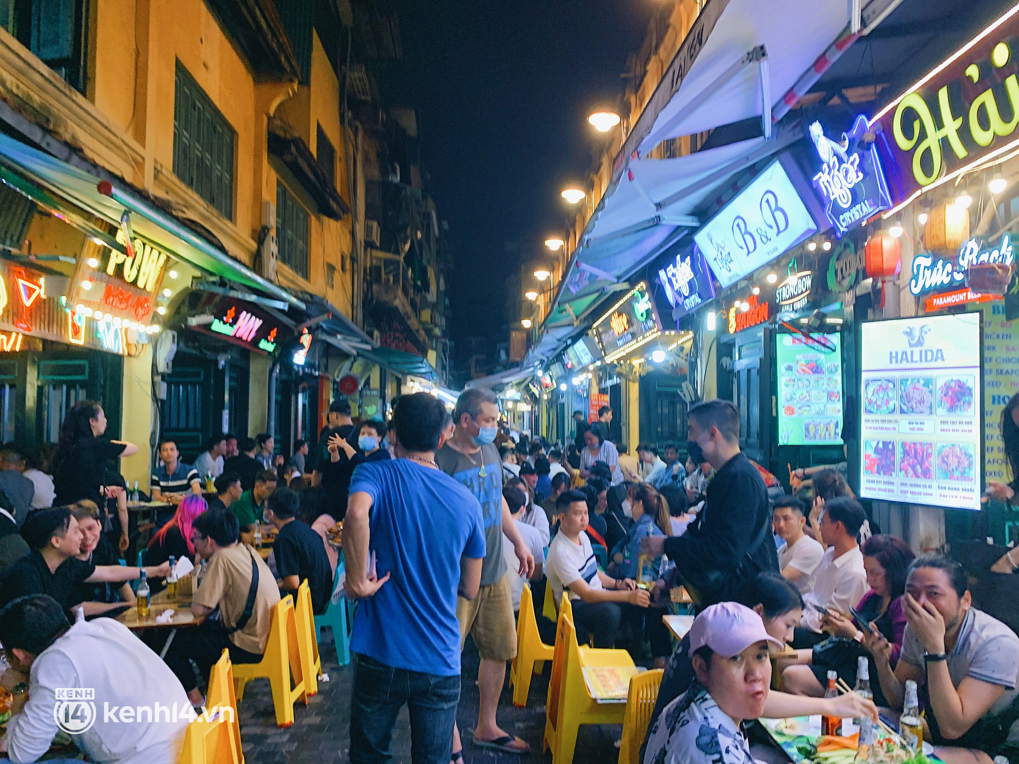 Con phố sôi động nhất về đêm ở Hà Nội hồi sinh mãnh liệt sau hơn 1 năm kinh doanh ảm đạm - Ảnh 5.