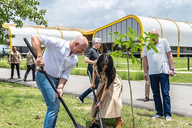 Đăng ảnh hạnh phúc bên bạn trai, người tình tỷ phú Amazon muối mặt khi bị châm chọc bởi một chi tiết gợi nhắc đến vợ cũ chính thất - Ảnh 2.