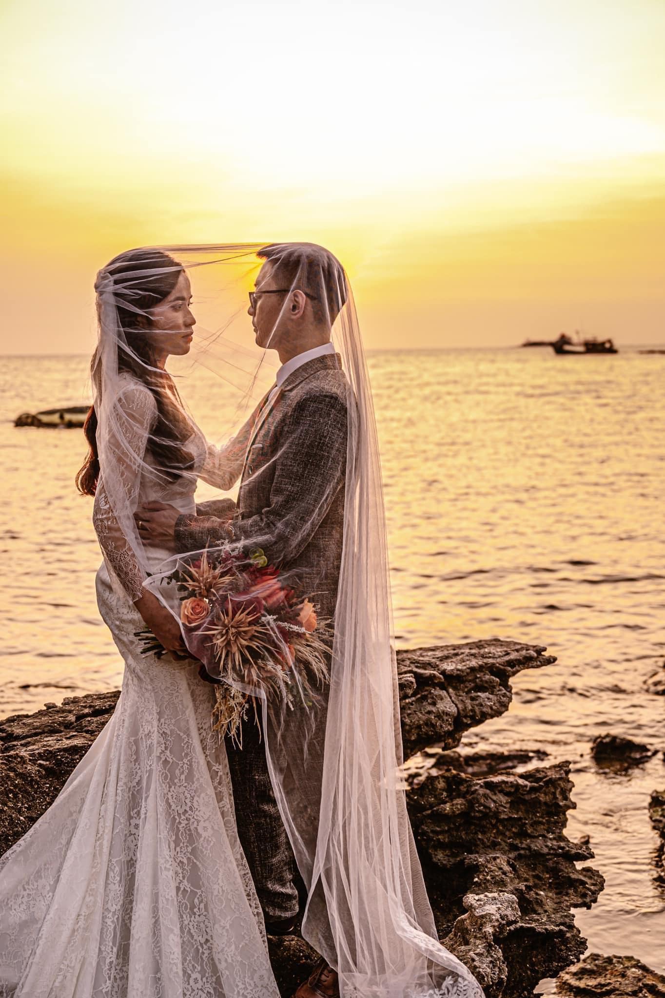 Sau lễ ăn hỏi online, nam streamer của Refund Gaming chính thức lên xe hoa, dân mạng trầm trồ vì bộ ảnh cưới đẹp mê hồn - Ảnh 5. Sau lễ ăn hỏi online, nam streamer của Refund Gaming chính thức lên xe hoa, dân mạng trầm trồ vì bộ ảnh cưới đẹp mê hồn - Ảnh 5.