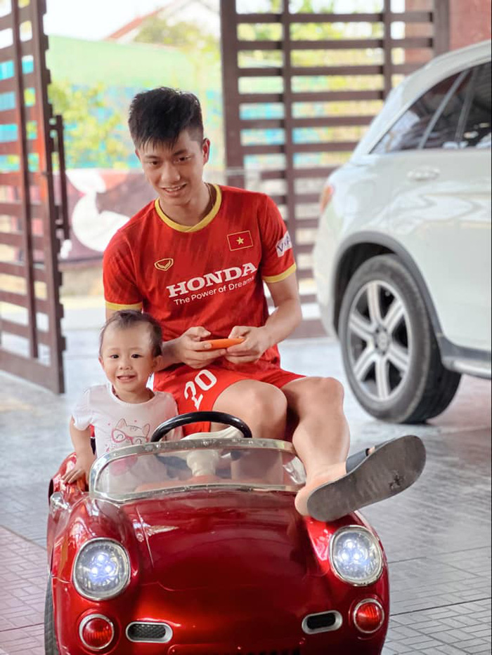 Van Duc bought a super car for his daughter, excitedly took a test drive with the little angel - Photo 2.