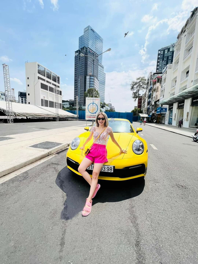 Chị g&aacute;i đại gia quận 7 khoe cuộc sống gi&agrave;u sang kh&ocirc;ng thua em, đầy si&ecirc;u xe v&agrave; kim cương - Ảnh 5.