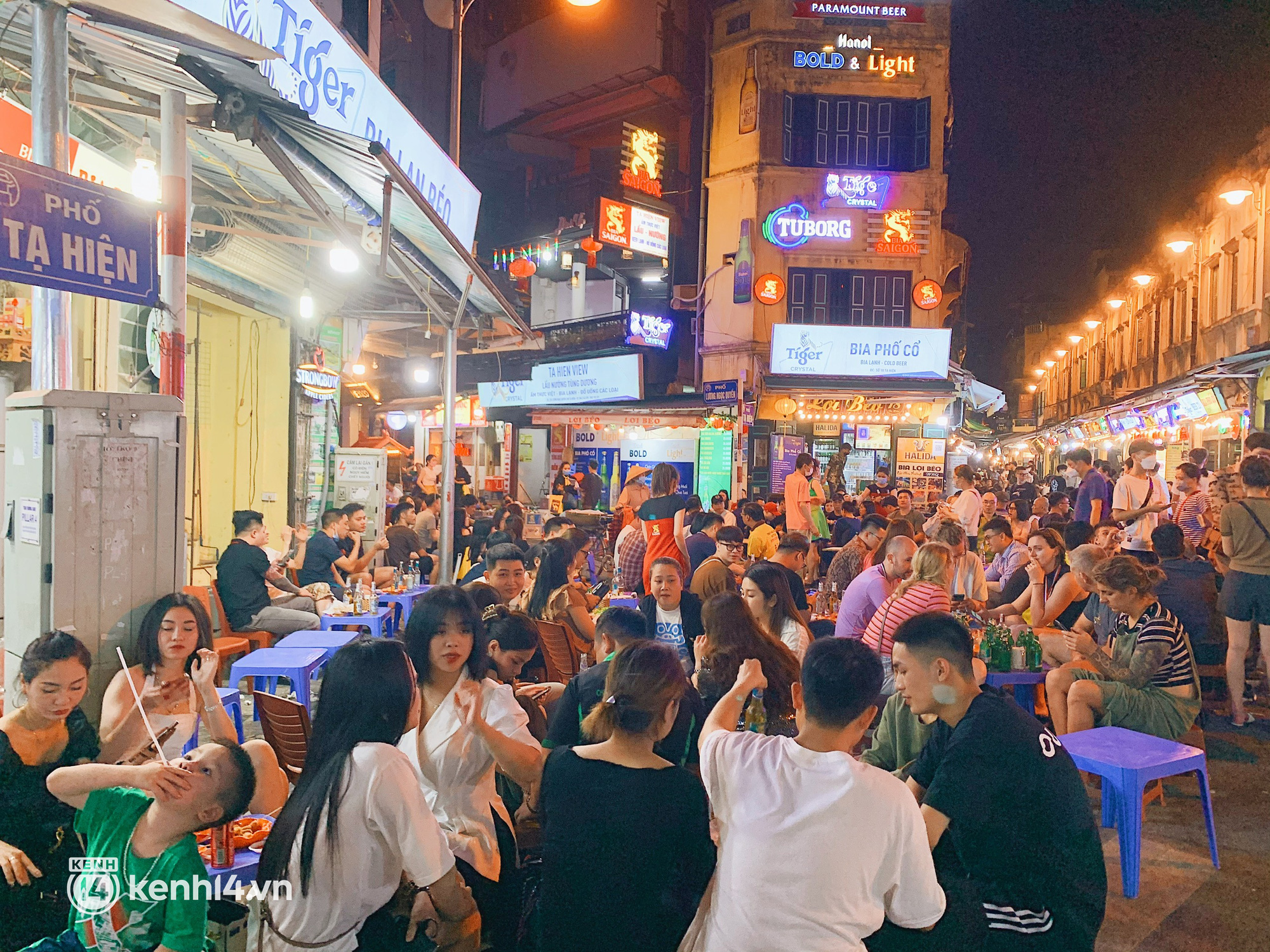 Con phố sôi động nhất về đêm ở Hà Nội hồi sinh mãnh liệt sau hơn 1 năm kinh doanh ảm đạm - Ảnh 7.