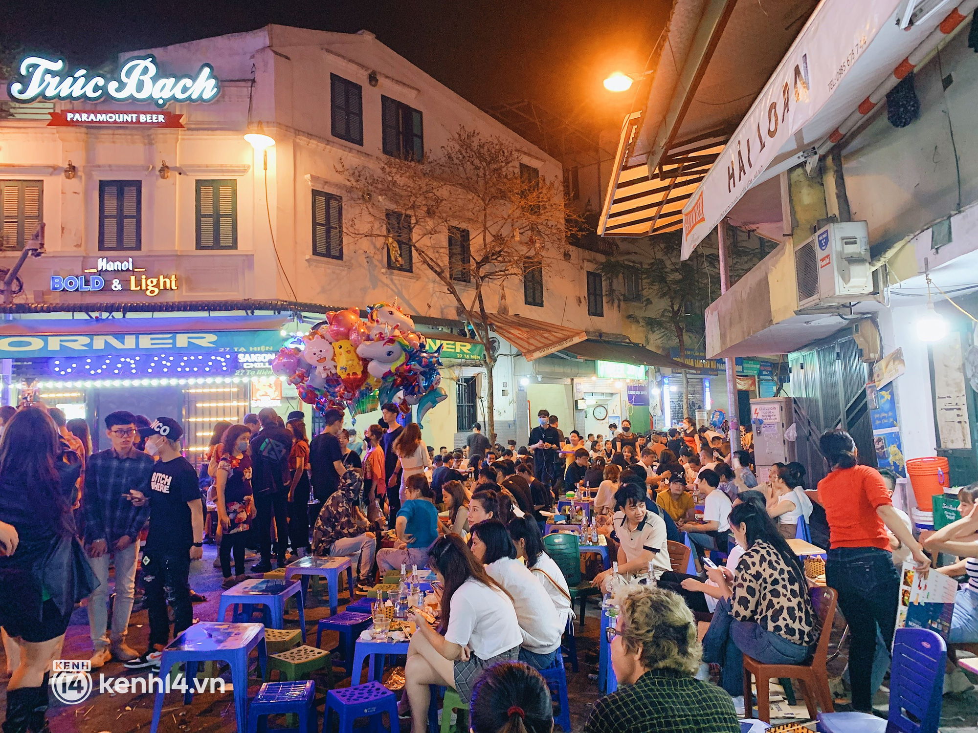 Con phố sôi động nhất về đêm ở Hà Nội hồi sinh mãnh liệt sau hơn 1 năm kinh doanh ảm đạm - Ảnh 8.