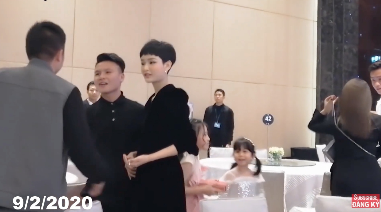 It turned out that the giant Ho Nhan publicly matched Hien Ho at Duy Manh's wedding 2 years ago, the female singer also prevented the team from crossing the street from doing this!  - Photo 5.