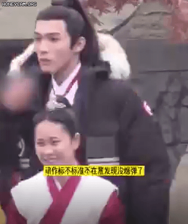 Th&ecirc;m 1 nam diễn vi&ecirc;n bị tẩy chay v&igrave; ph&igrave; ph&egrave;o kh&oacute;i thuốc ở phim trường, c&ograve;n d&ugrave;ng thuốc l&aacute; tập m&uacute;a kiếm như đ&uacute;ng rồi? - Ảnh 2.