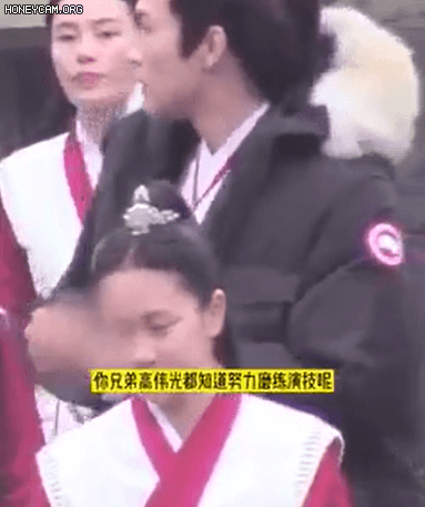 Th&ecirc;m 1 nam diễn vi&ecirc;n bị tẩy chay v&igrave; ph&igrave; ph&egrave;o kh&oacute;i thuốc ở phim trường, c&ograve;n d&ugrave;ng thuốc l&aacute; tập m&uacute;a kiếm như đ&uacute;ng rồi? - Ảnh 3.