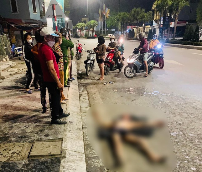 Nghi can hôn mê sau khi tạt axit khiến 7 người bỏng nặng - Ảnh 1. Nghi can hôn mê sau khi tạt axit khiến 7 người bỏng nặng - Ảnh 1.