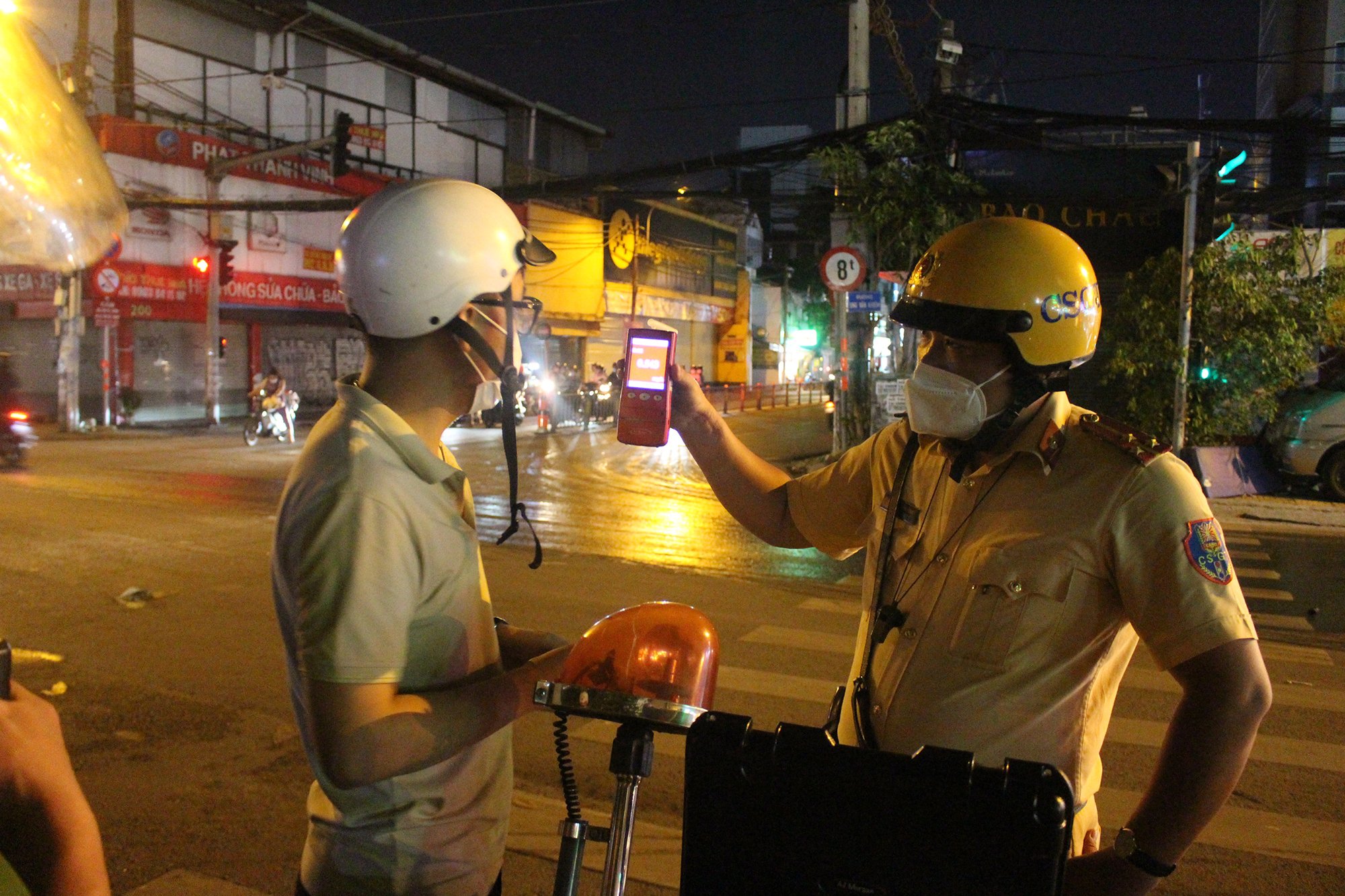 Ho Chi Minh City: Ma men drove cars to run away, asking 2 girls to intervene when they saw the traffic police - Photo 2.