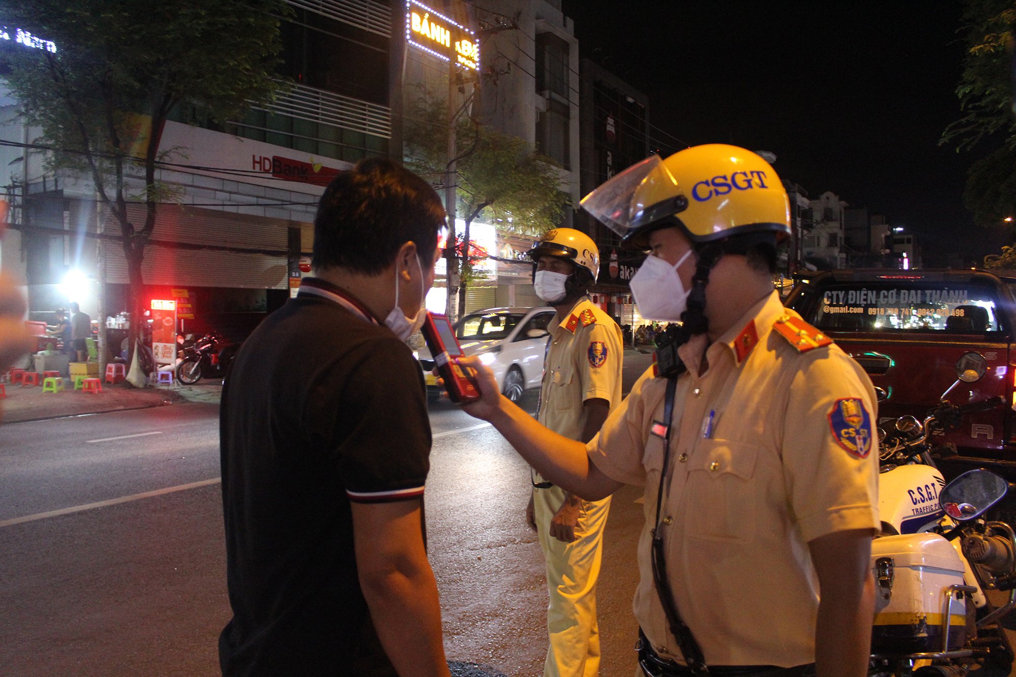 Ho Chi Minh City: Ma men drove a car to run away, asking two girls to intervene when they saw the traffic police - Photo 1.