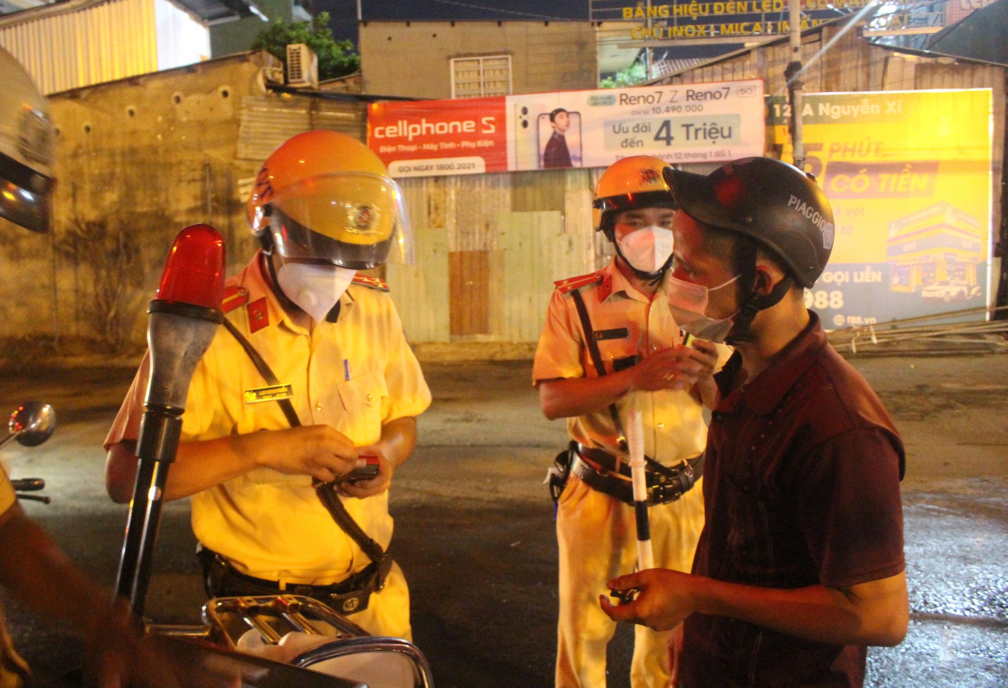 Ho Chi Minh City: Ma men drove cars to run away, asking 2 girls to intervene when they saw the traffic police - Photo 4.