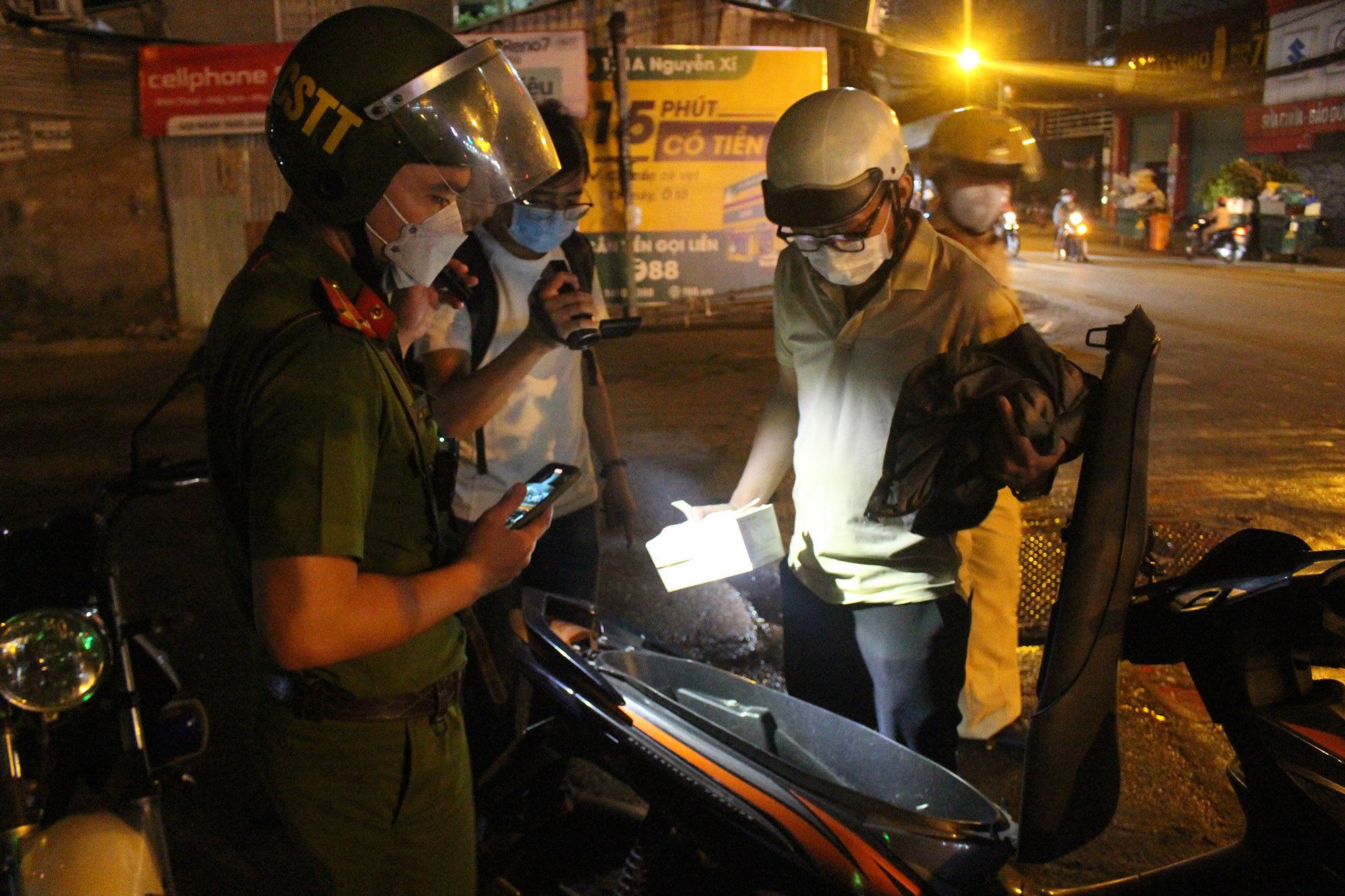 Ho Chi Minh City: Ma men drove cars and ran away, asking two girls to intervene when they saw the traffic police - Photo 3.