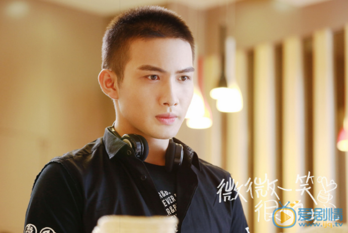 Th&ecirc;m 1 nam diễn vi&ecirc;n bị tẩy chay v&igrave; ph&igrave; ph&egrave;o kh&oacute;i thuốc ở phim trường, c&ograve;n d&ugrave;ng thuốc l&aacute; tập m&uacute;a kiếm như đ&uacute;ng rồi? - Ảnh 7.