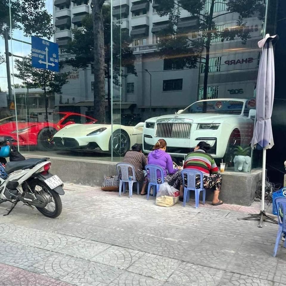 The roadside shop in Ho Chi Minh City has a million-dollar breakfast view, anyone who comes in to eat will also smell money!  - Photo 1.