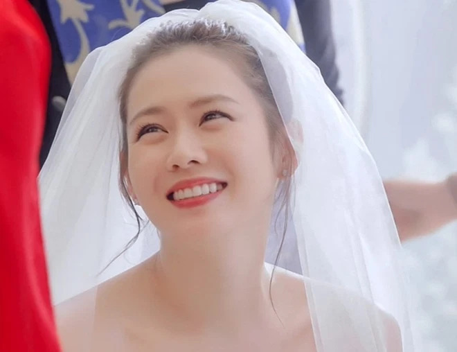 Son Ye Jin has transformed into a bride many times before the super wedding: Pure beauty and sexy nose spray, so beautiful like this, why is Hyun Bin so infatuated! - Photo 11. Son Ye Jin has transformed into a bride many times before the super wedding: Pure beauty and sexy nose spray, so beautiful like this, why is Hyun Bin so infatuated! - Photo 11.