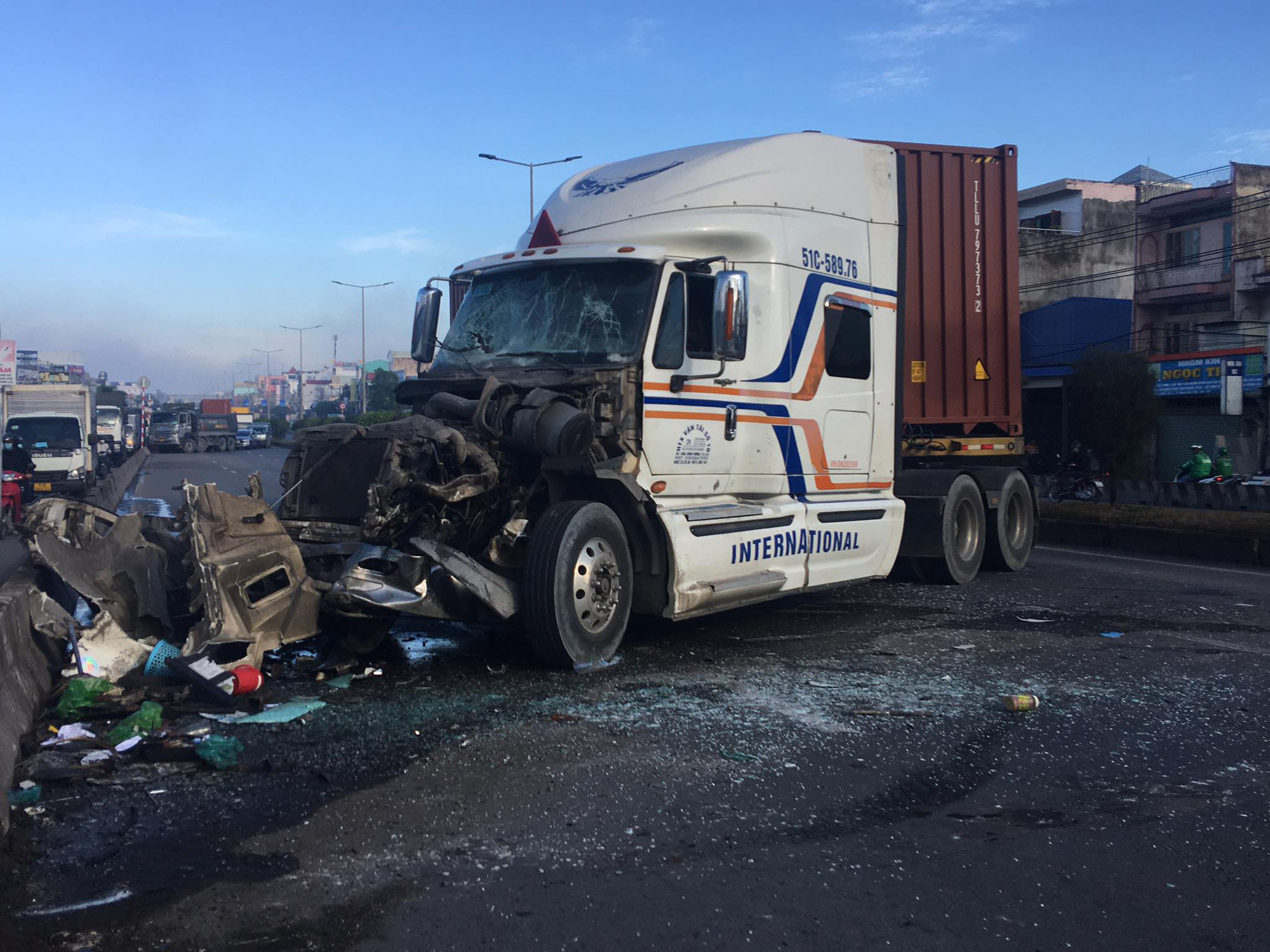 Dong Nai: Passenger car hit a container truck after driving to avoid motorbikes, many people were injured - Photo 1.