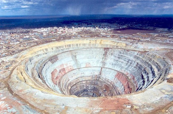Khám phá mỏ kim cương to nhất TG ở Siberia, sản lượng khổng lồ nhưng khiến phi công nào cũng sợ hãi khi phải bay qua - Ảnh 2.