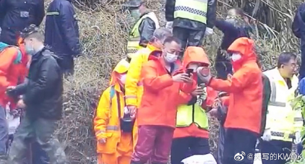 The family of the plane crash victim in China came to the scene, choked in tears, and begged their loved ones to return in vain - Photo 3.