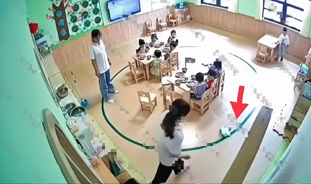 Kindergarten students who were eating suddenly burst into tears, the teacher had a way to make everyone's face hot, and immediately asked the police to step in - Photo 2.