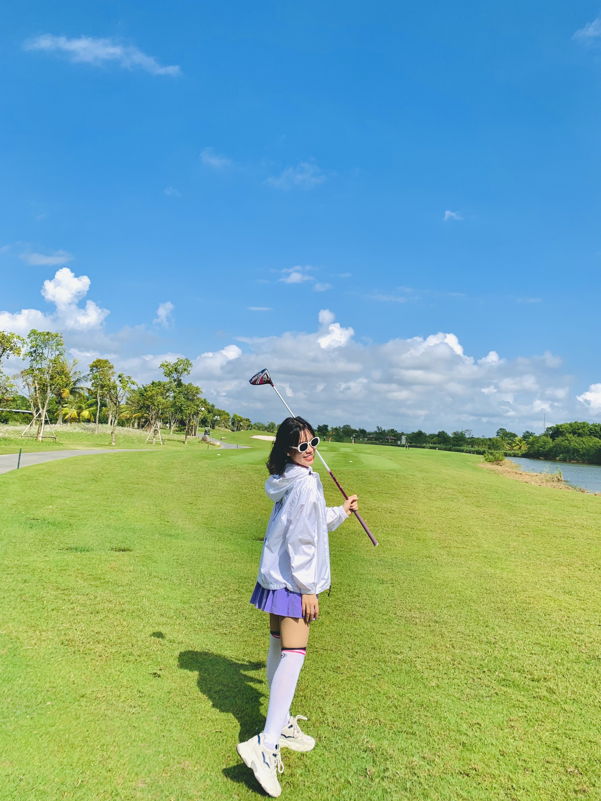 Nữ TikToker chuyên về golf giải đáp thắc mắc liệu có phải con gái lên sân chỉ để săn đại gia - Ảnh 1.