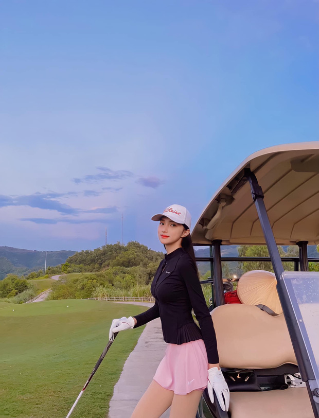 Thảm golf Vbiz chứng kiến màn so kè visual của dàn mỹ nhân: Đỗ Mỹ Linh - Hương Giang bất phân thắng bại - Ảnh 2.