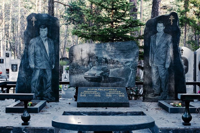 Stunned to enter the cemetery for the infamous people: Every tombstone is big, reading the words on each stele makes the spine colder - Photo 1.