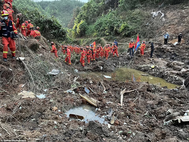 Vụ rơi máy bay ở Trung Quốc: Không còn hành khách sống sót, việc tìm kiếm hộp đen cũng đang rất khó khăn - Ảnh 3.