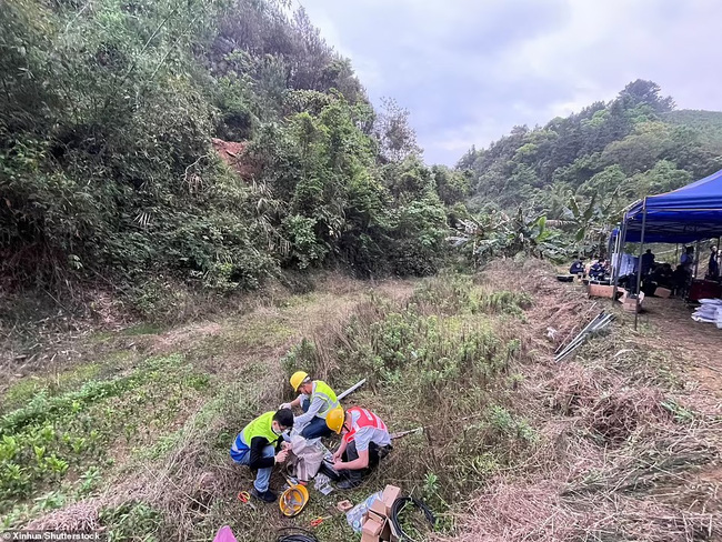 Vụ rơi máy bay ở Trung Quốc: Không còn hành khách sống sót, việc tìm kiếm hộp đen cũng đang rất khó khăn - Ảnh 6.