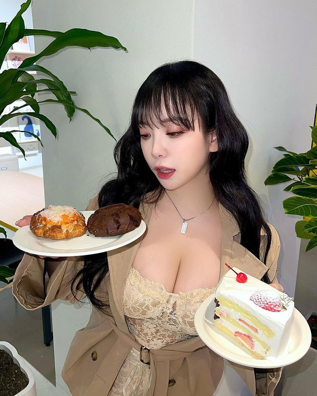 Ăn mặc gợi cảm l&ecirc;n s&oacute;ng chơi xếp h&igrave;nh 3 tiếng li&ecirc;n tục, nữ streamer mệt mỏi nhờ trợ gi&uacute;p, fan đua nhau xin chơi c&ugrave;ng lần sau - Ảnh 6.