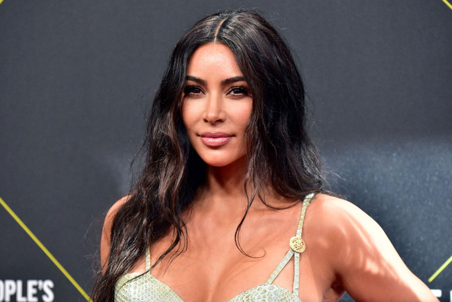 Ngôi sao truyền hình Kim Kardashian dọa kiện Roblox sau khi con trai cô phát hiện ra quảng cáo "phim nóng" của mẹ mình trong game