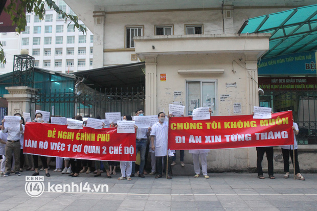 Hanoi: Asking for a salary, medical staff still 