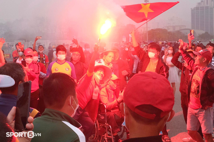 CĐV Việt Nam đốt pháo sáng rực sân Mỹ Đình trước trận gặp tuyển Oman - Ảnh 1.