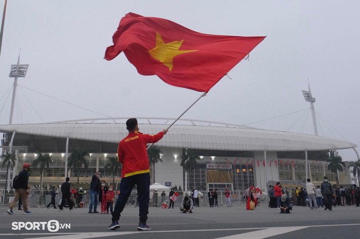 CĐV Việt Nam đốt pháo sáng rực sân Mỹ Đình trước trận gặp tuyển Oman - Ảnh 2.