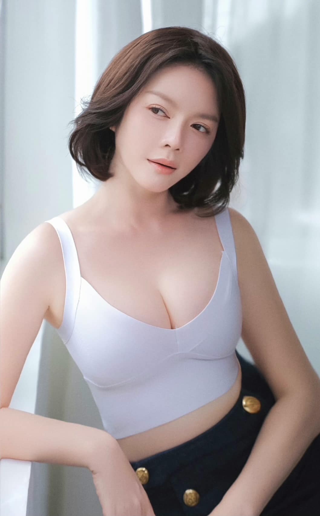 As paradoxical as Ly Nha Ky: The beautiful woman at the age of 40 still shows off her fierce bust, but behind the scenes she covers it up - Photo 3.