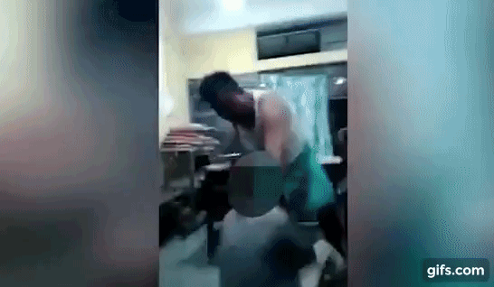 MXH lan truyền video bé trai bị cảnh sát dùng gậy đánh đập tàn bạo trước mặt nhiều nhân chứng, sự tình phía sau khiến dư luận nổi đóa - Ảnh 2.