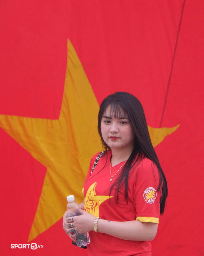 CĐV Việt Nam đốt pháo sáng rực sân Mỹ Đình trước trận gặp tuyển Oman - Ảnh 4.