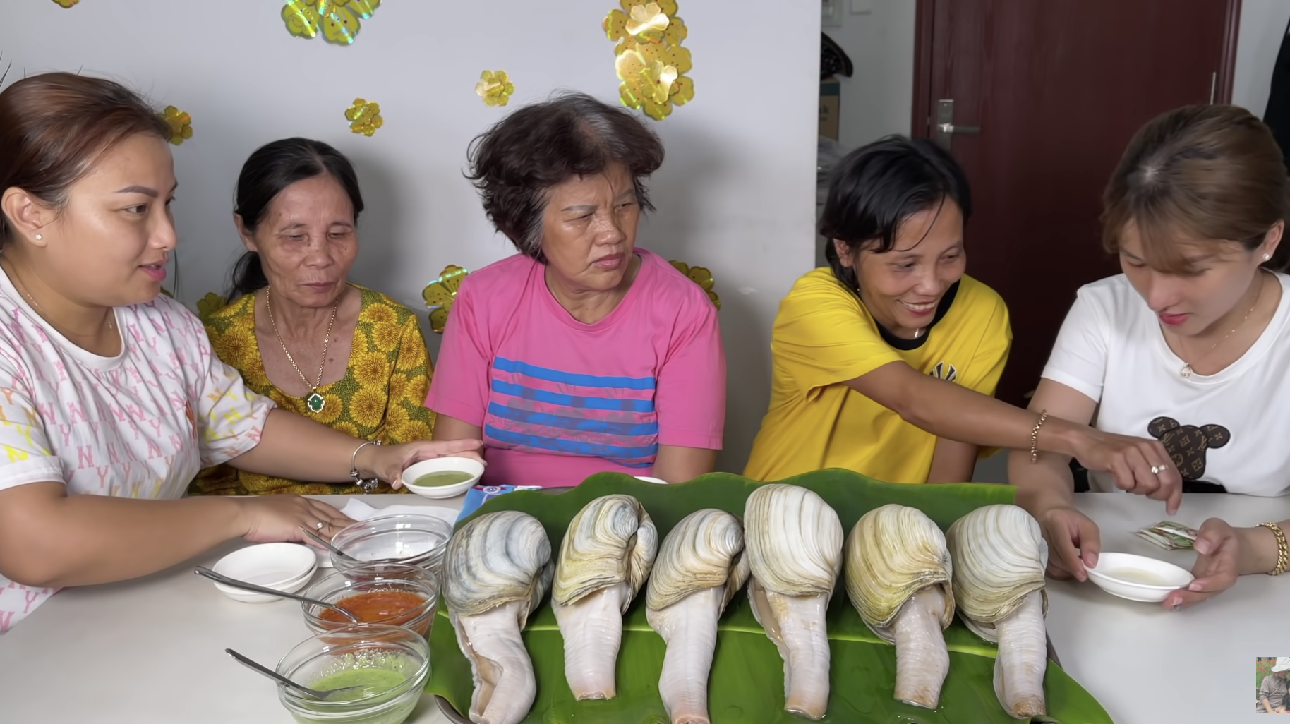 Quynh Tran JP openly ate a dish with a sensitive shape, even the parents who sat down to eat it blushed because of the chills - Photo 3.