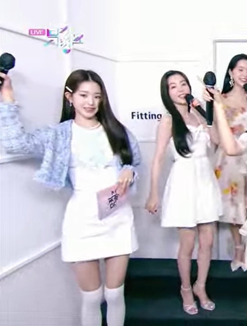 2 beauties Irene & Wonyoung share the same frame: Visual doubled but almost made an awkward move!  - Photo 4.