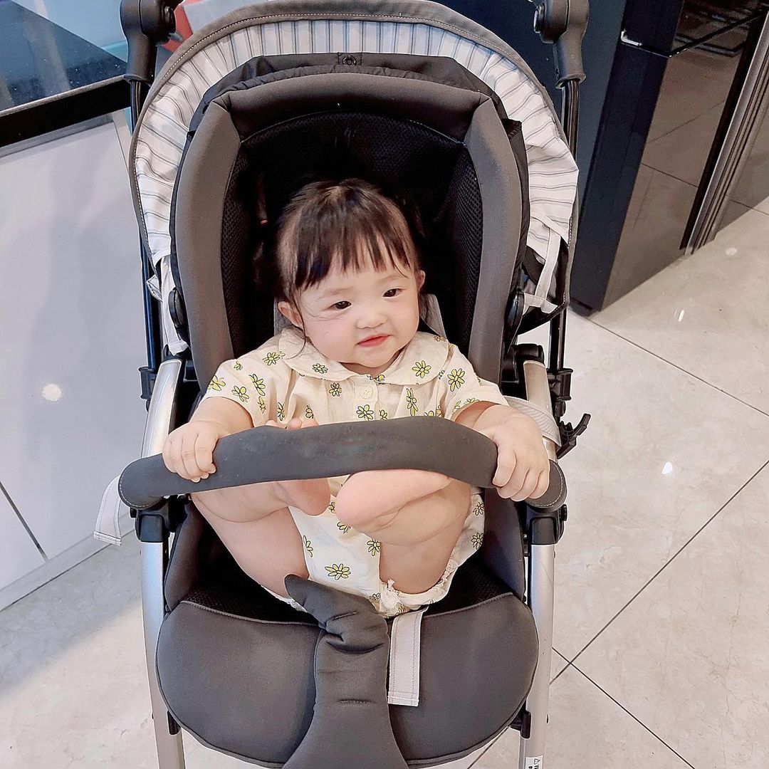 The sky-high milk diapers of the little princess of the Dong Nhi family: The vibration chair relaxes more than 4 million, the super car walks more than 20 million - Photo 2.
