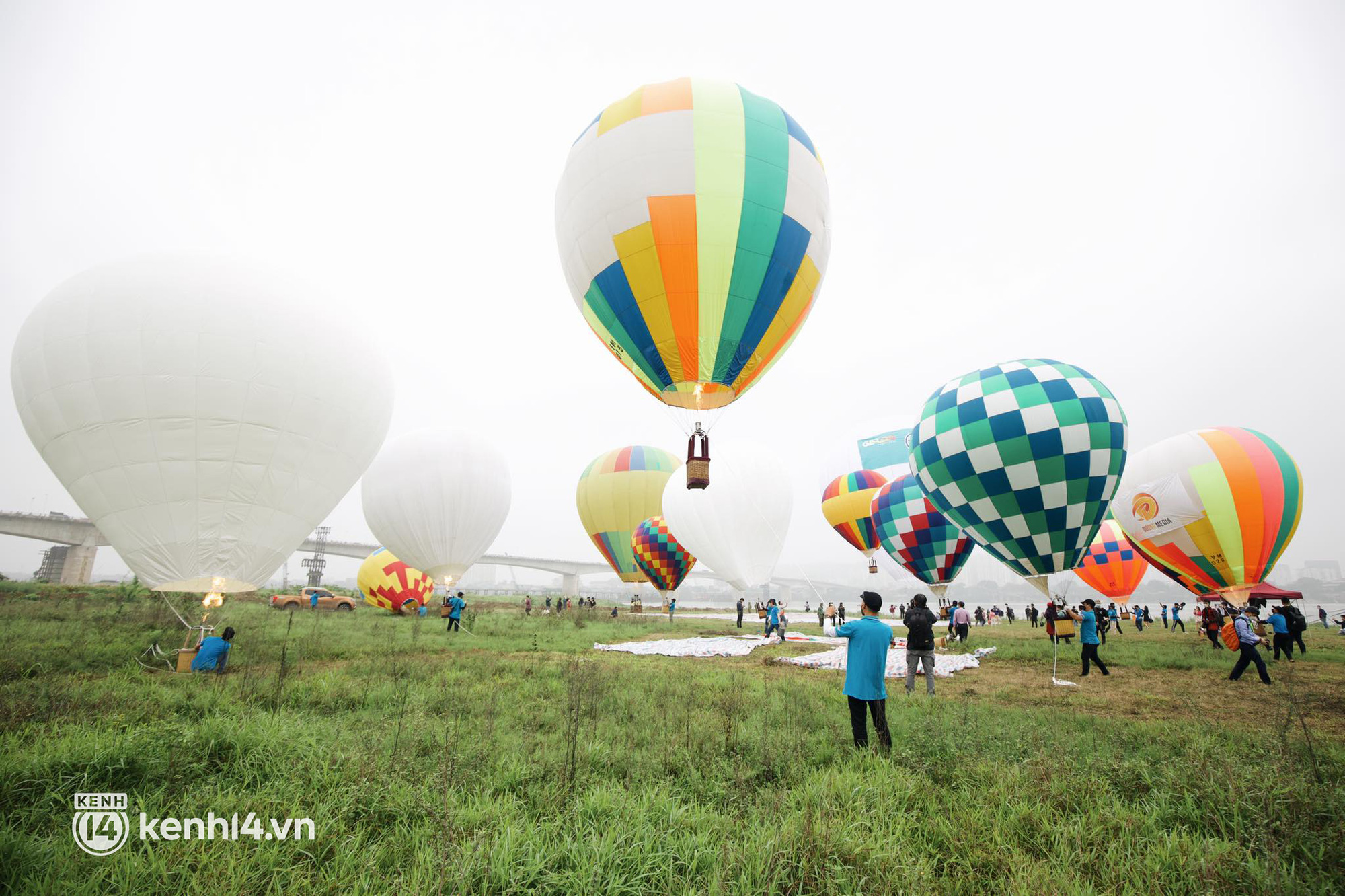 Hanoi right now: The hot air balloon festival flies beautifully, hurry to the place to experience the view of Hanoi from above - Photo 1.