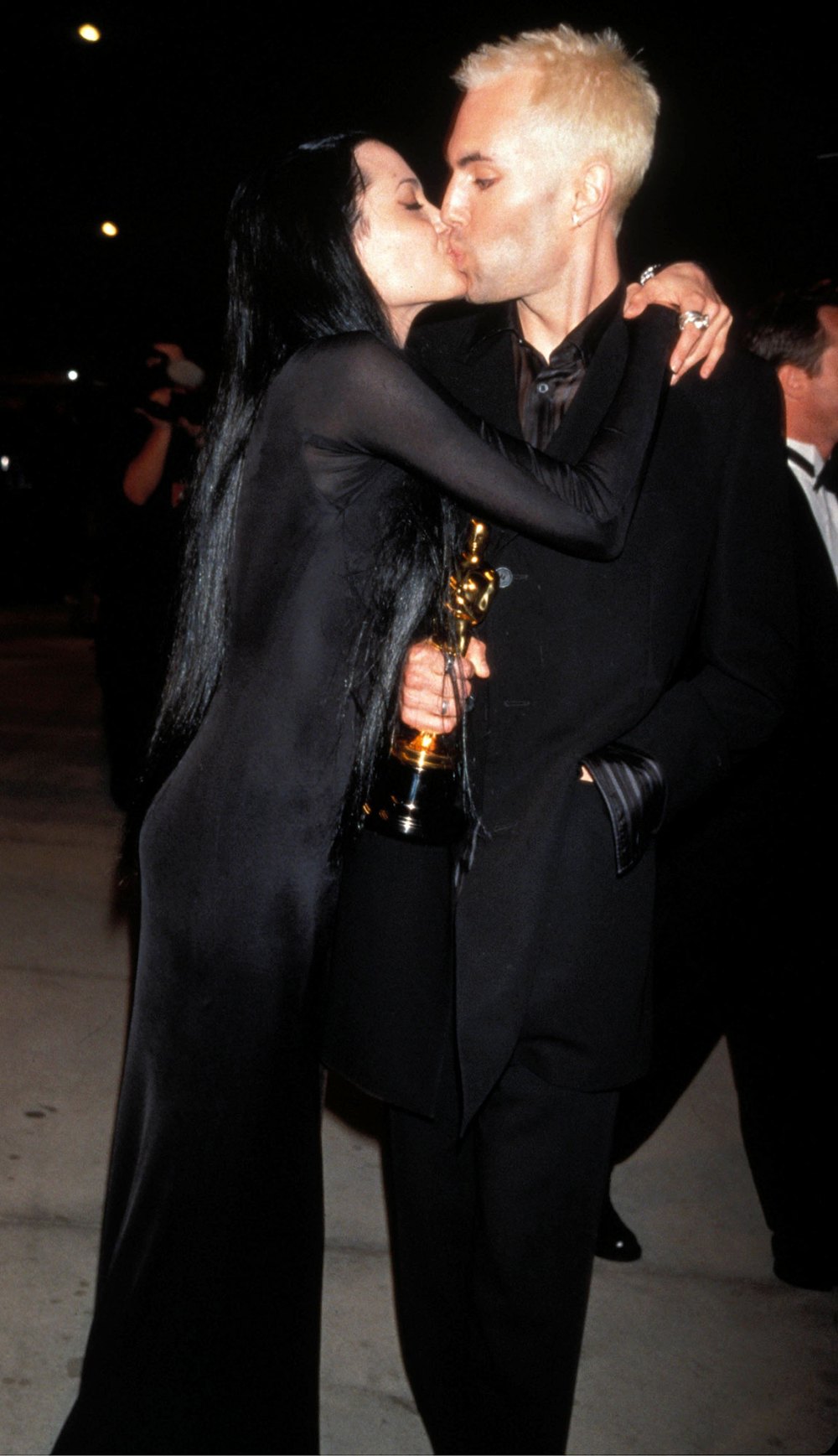 7 incidents that shook Oscar history: Angelina Jolie kissed her brother who was not objectionable with a 100% nude screen rush to the stage - Photo 2.