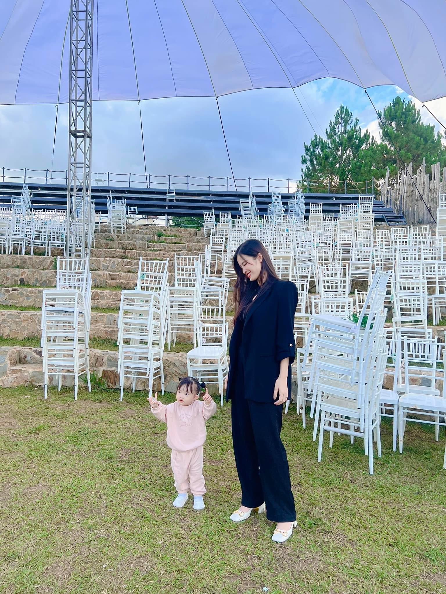 The 1-year-old daughter of the Dong Nhi family has followed her mother to perform, will there be any collaboration on stage tomorrow?  - Photo 2.