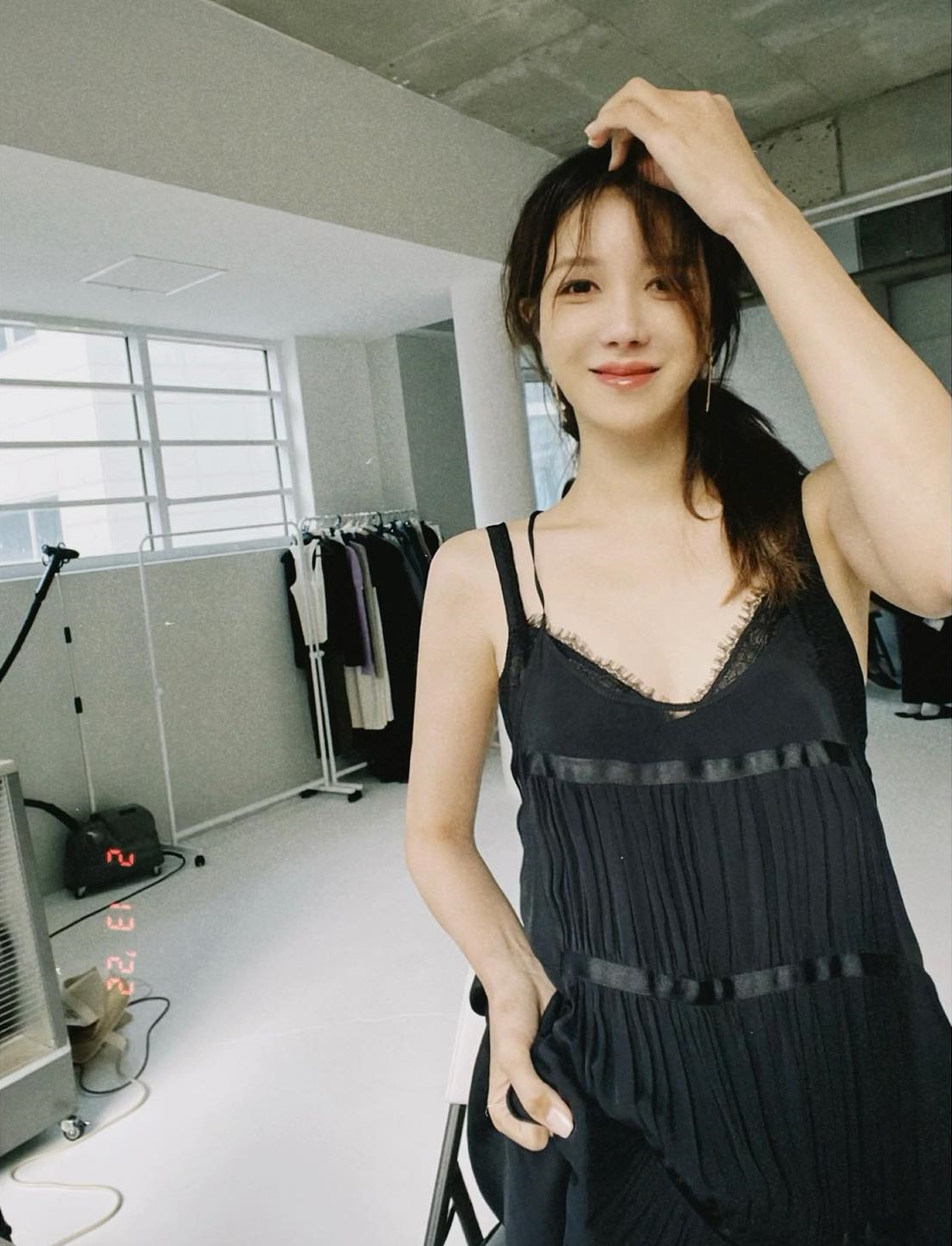 The eldest Penthouse Lee Ji Ah went to the top of Naver with only 2 behind-the-scenes photos, wearing a sexy thin nightgown like this, who would have thought U45 - Photo 2.