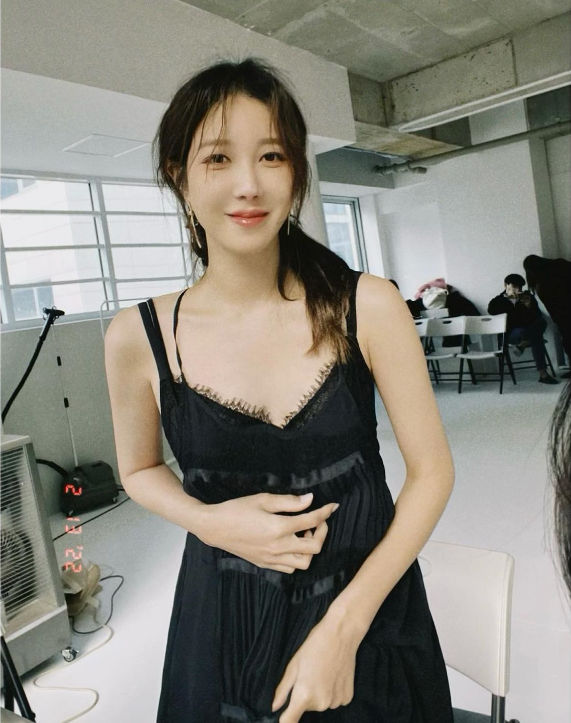 The eldest Penthouse Lee Ji Ah went to the top of Naver with only 2 behind-the-scenes photos, wearing a sexy thin nightgown like this, who would have thought U45 - Photo 3.