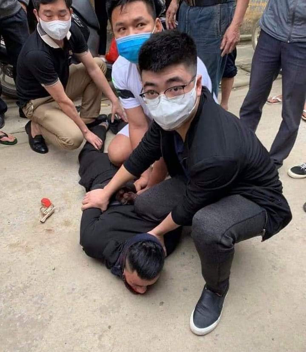 Clip: A young man holding a plastic gun to rob a gold shop was arrested at the battle in Thanh Hoa - Photo 1.