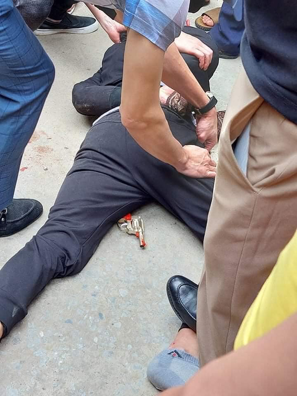 Clip: A young man holding a plastic gun to rob a gold shop was arrested at the battle in Thanh Hoa - Photo 2.